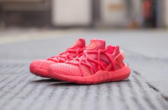 KicksOnFire on X A Closer Look At The All Red Nike Huarache NM http t 0NwL60tS0D http t ZEQQRO7avK X