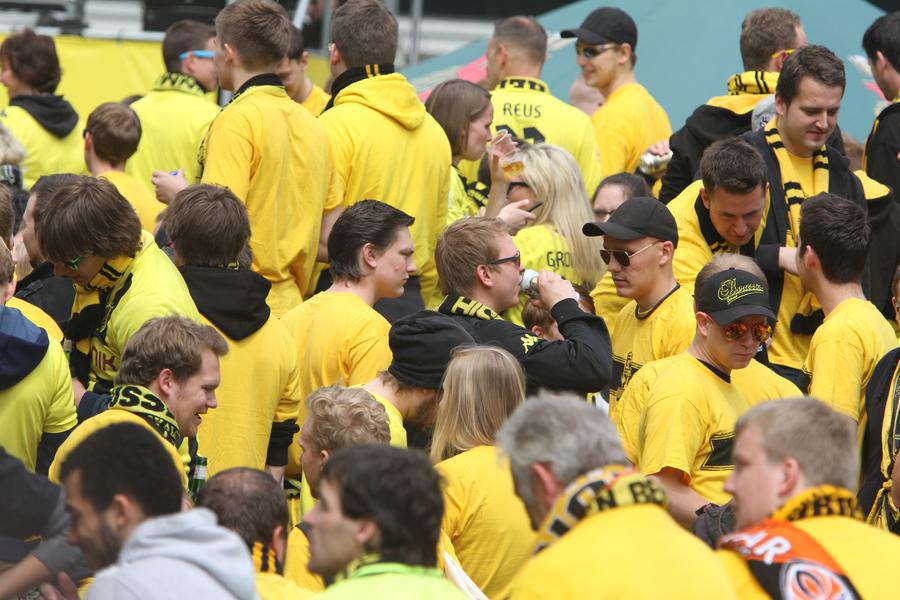 RNBVB's tweet photo. Kommentar von @RN_Bandermann &amp; @JanaSchoo zur Absage des #BVB-Fanfestes: http://t.co/YGF60ndq8e #Finale15 http://t.co/nozyN5Svri
