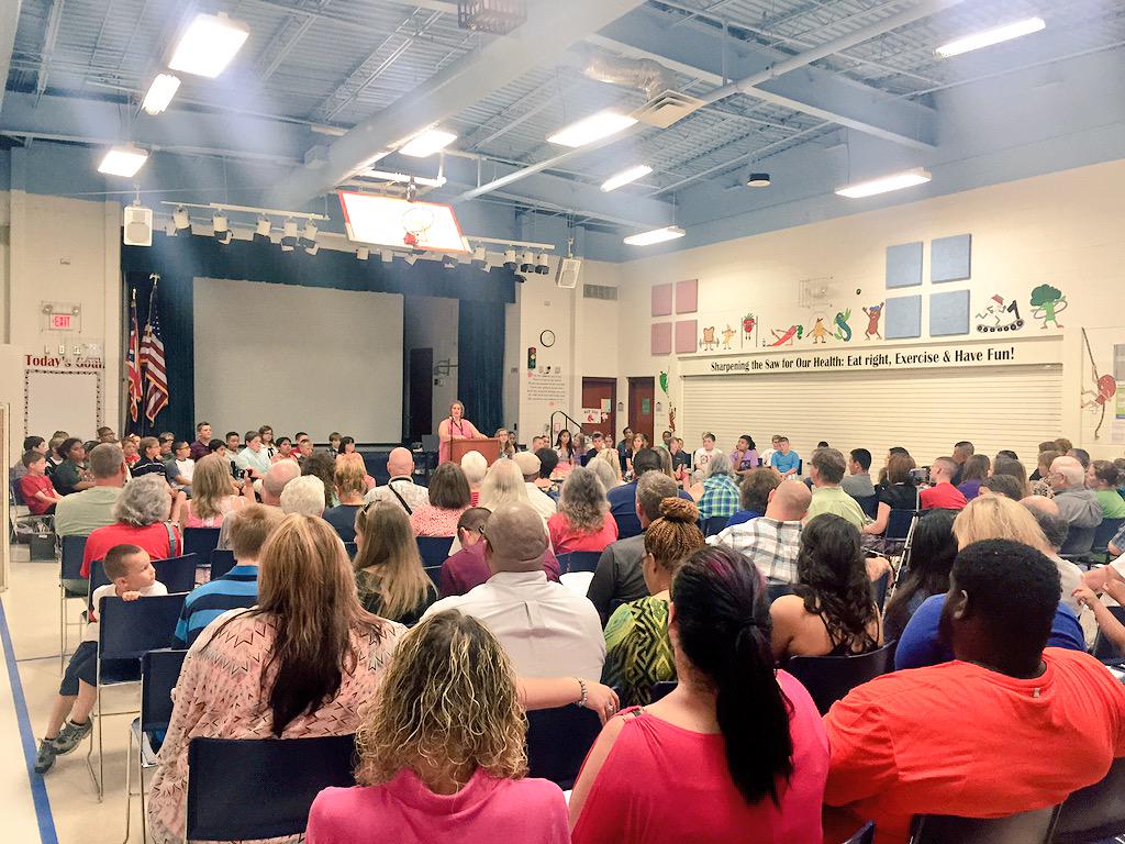 LVandeborne's tweet photo. 5th Grade graduation was a success! Way to go Leaders! #werprexies http://t.co/AgOnnp7bgt