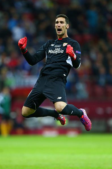 GoalNews's tweet image. HALF-TIME: Dnipro 2-2 Sevilla - who are you backing?
#BeOneWith_Dnipro #FCDnipro
#BeOneWith_Sevilla #vamosmisevilla