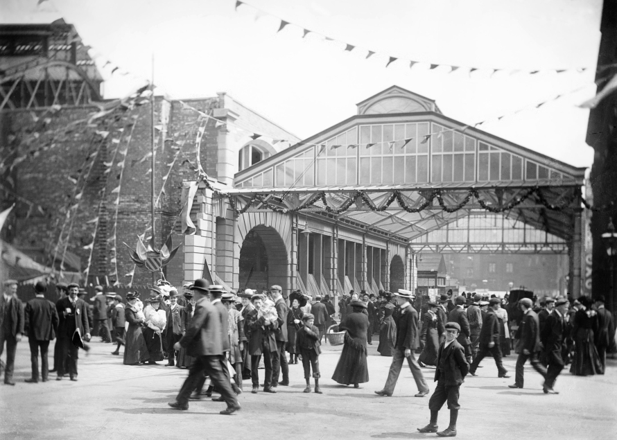 GrimManchester's tweet photo. 1876 mechanic William Jaques was set upon &amp; robbed after leaving Victoria Station. The attackers stole 1s 6d -Pic©NRM http://t.co/v8cwNSliex