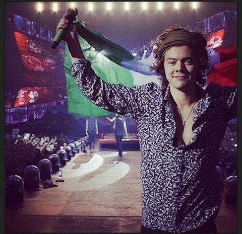 _lifeline__'s tweet photo. @onedirection @Harry_Styles @NiallOfficial @Real_Liam_Payne @Louis_Tomlinson  #DearOneDirection thank u ♡Italy !! http://t.co/yRPzM6pV7j