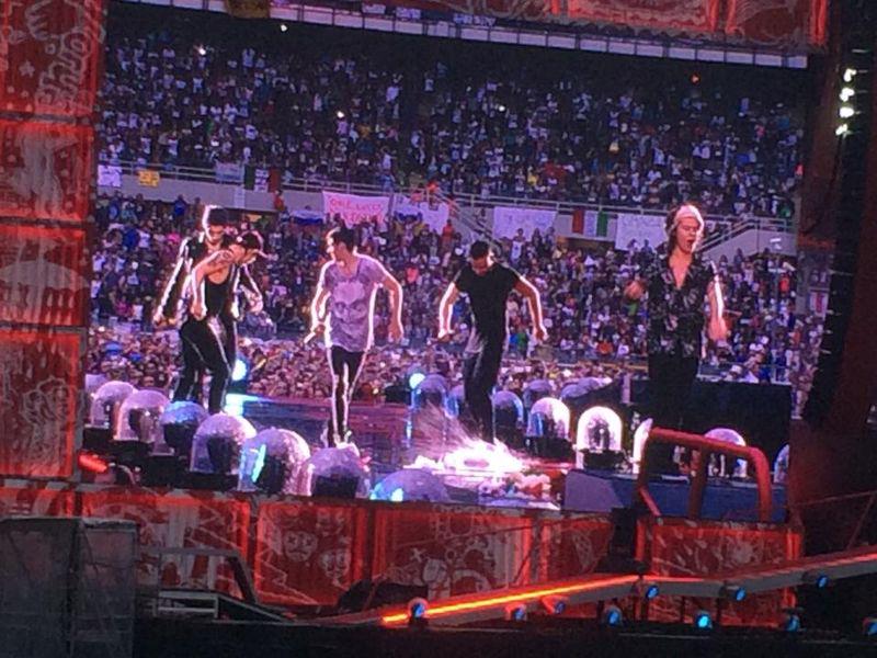 _lifeline__'s tweet photo. @onedirection @Harry_Styles @NiallOfficial @Real_Liam_Payne @Louis_Tomlinson  #DearOneDirection thank u ♡Italy !! http://t.co/yRPzM6pV7j