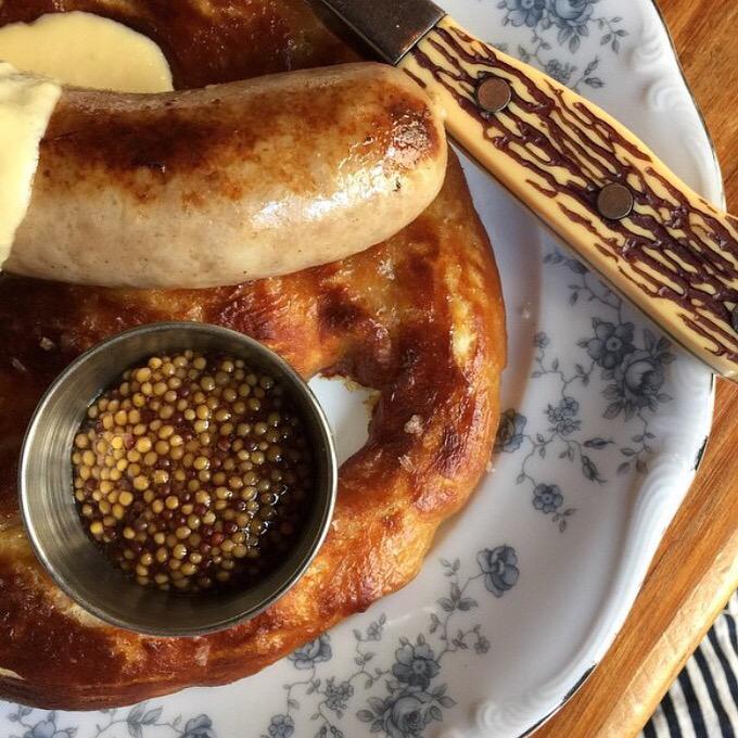 BOHOCHI's tweet photo. Iiiiiiit’s back! Beer-braised bratwurst, Bavarian pretzel, aged gouda & mustard. Tonight’s #ChefsCellar @JPapa24 http://t.co/AjBdx1ArMk