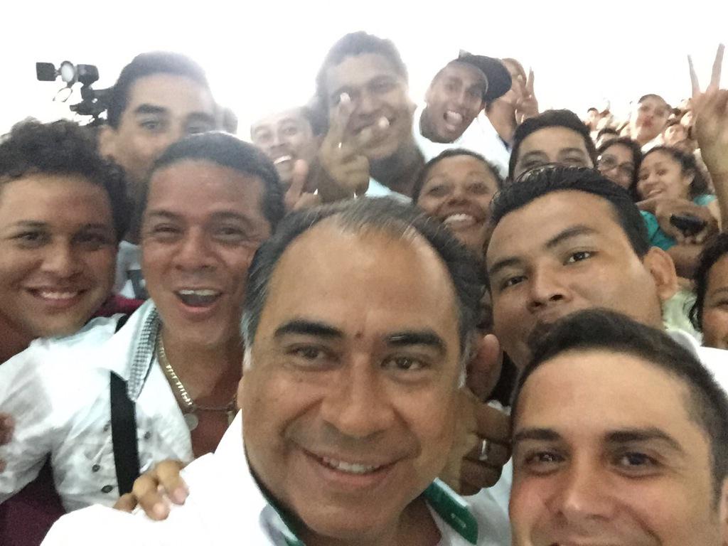 HectorAstudillo's tweet photo. Con la fuerza de la juventud alcanzaremos nuestra meta. Hoy se suman 60 casas de estudiantes de @UAGroOficial http://t.co/Cfb99hvcRn