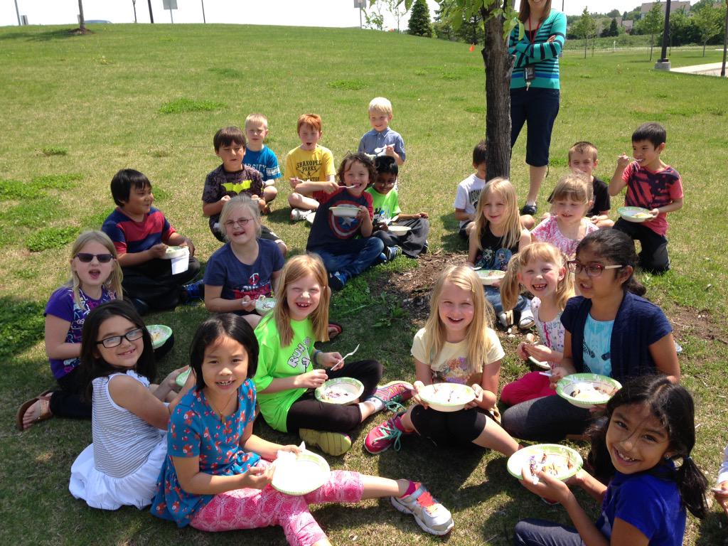 OrchardPete's tweet photo. 1st and 2nd graders celebrating with staff a job well done with testing #Jacksonpride http://t.co/zFM3B3HFZU