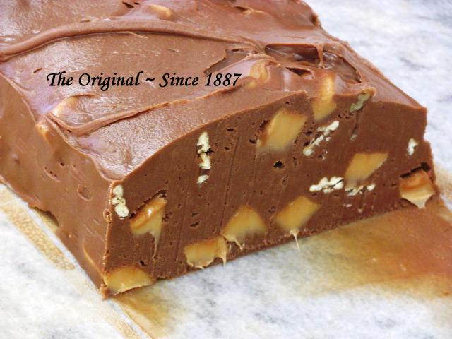 AMurdicksFudge's tweet photo. Money can't buy happiness, but it CAN buy fudge...which is kinda the same thing! #BestMackinacIslandFudge http://t.co/k7yybDTkN3