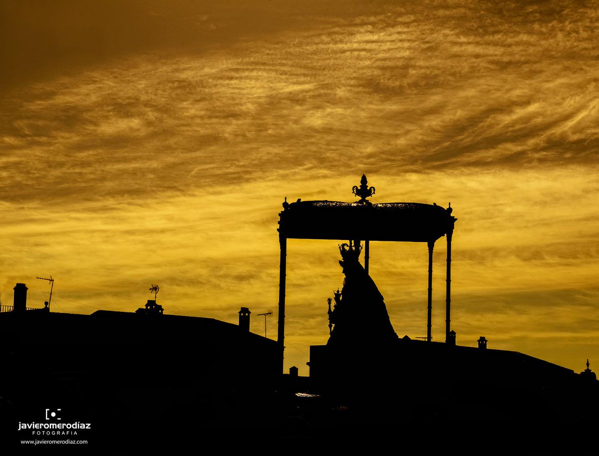 Dime si allí donde estás las flores,
las flores son como Tú ...
"Amanece en la Aldea de El Rocío"
©Javier Romero Díaz