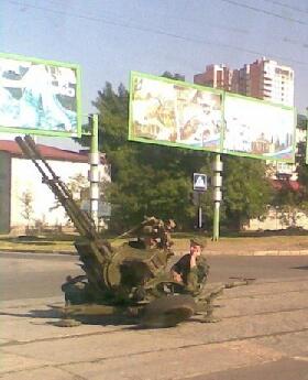 В Луганске возле Театра кукол установили зенитку (фото)