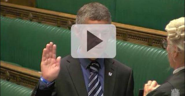 030594dill's tweet photo. Spot the YES wristband. @alanbrownSNP while being sworn in, nice1 #AlittlebitCheeky http://t.co/8SNYcPdgHn