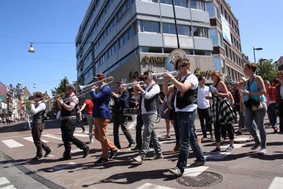 KleinNewOrleans's tweet photo. Recensie op @3voor12Utrecht: "muzikanten versmelten met de omstanders" http://t.co/Ah3qGGgMbq foto @WijgertJanvanAs http://t.co/G1mNcLPbBd