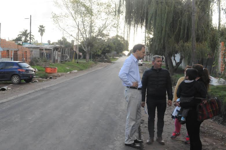 Vecinos de 70 a 72 y 138 a 143 me contaban que el nuevo asfalto mejora las condiciones y calidad de vida del barrio