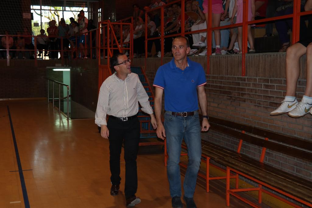 aytovvaserena's tweet photo. El alcalde destaca la labor de los monitores en la clausura del las Escuelas Municipales Deportivas. http://t.co/KpxkQ7HMCq