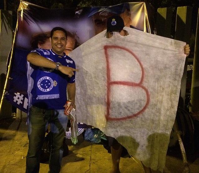 la12tuittera's tweet photo. Los hinchas de Cruzeiro se preparan para recibir a ri🅱er. 👻 http://t.co/mJlAPqexpO
(gentileza @eternoDiez)