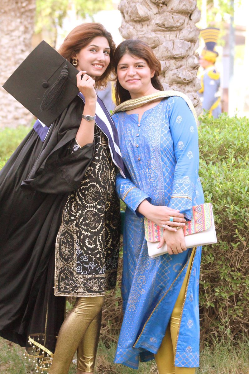 DrPervaiz14's tweet photo. Drop that apple and come to me. Post-convocation euphoria! http://t.co/iR03hsCdfl
