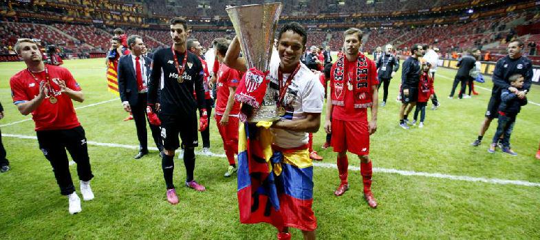 marca's tweet photo. 'Baccanal' en Varsovia http://t.co/Ub3qIF1ETG #EuropaLeague http://t.co/nDIkV2WVeh