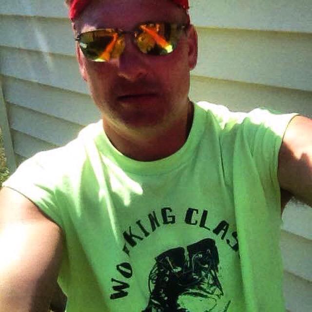 41Sections's tweet photo. @unionray rocking the #HiVis #WorkingClassCulture tee #41sections #fortyonesections #bluecollar #workingclass http://t.co/US1PzCIMkB