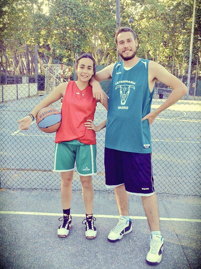 BasketVet's tweet photo. La pareja de basket más molona de la Facultad de Veterinaria os desea toda la suerte del mundo en los exámenes!
Ánimo http://t.co/FEtp30HzCP