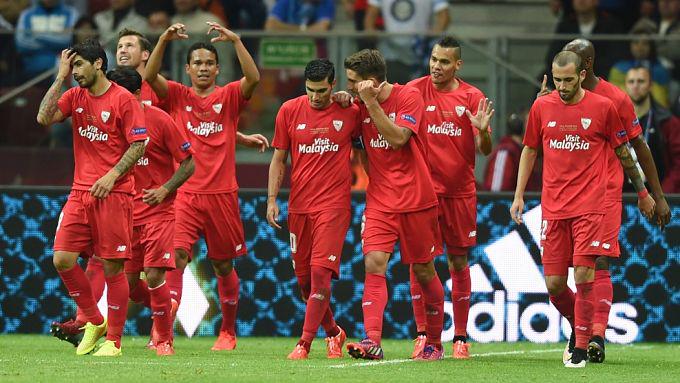 eldesmarque_sfc's tweet photo. El #SevillaFC hace historia con el cuarto título. Máximo campeón de la Europa League http://t.co/QFkdUWMN1m #WARsovia http://t.co/ZCBxGCIt9U
