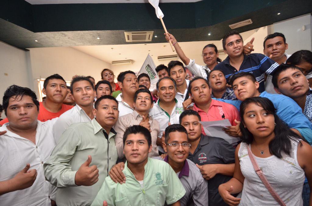 HectorAstudillo's tweet photo. Mi #CompromisoConGuerrero es brindar mejores oportunidades educativas y laborales a los jóvenes. http://t.co/gibkxBbSKD