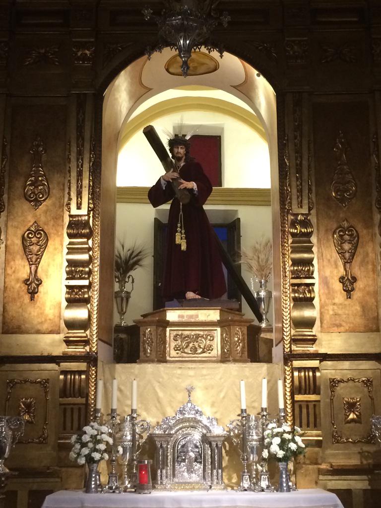 Finalizado el tiempo Pascual el Señor ha sido vestido con la túnica granate