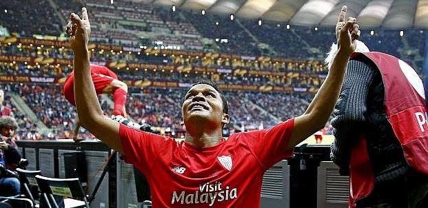 marca's tweet photo. .@carlos7bacca dedica el título a Dios y a su familia http://t.co/7SuIpMZ5lE #EuropaLeague http://t.co/7InqQWwnUg