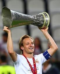 RarrochaR's tweet photo. Cuatro copas, tres futbolistas y un mismo sentimiento: Sevilla Fútbol Club http://t.co/OeakRB2kaj