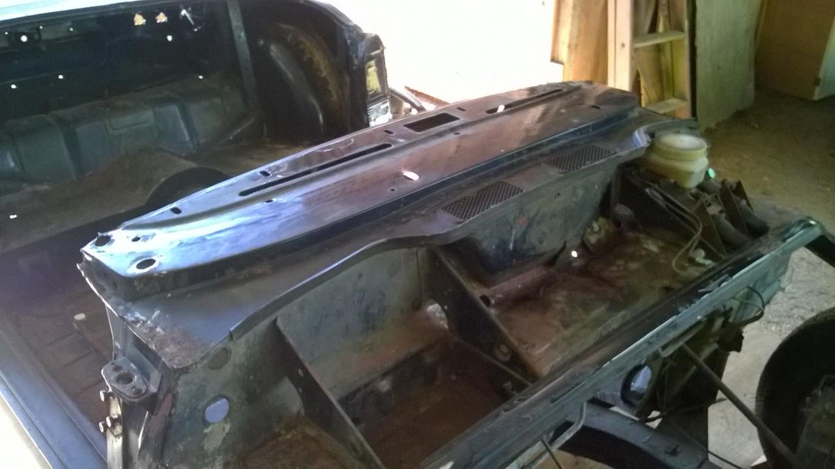 irunningtips's tweet image. Success. Removed windscreen frame after slicing goop under the seal and taking a propane torch to the post brackets.