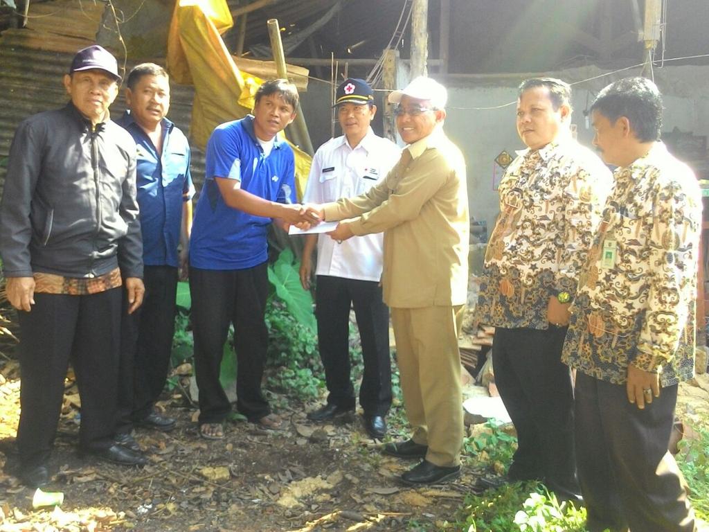 Wawali @M_Idris25 memberi bantuan kpd pemilik rumah yg rubuh di jl swadaya bojongsari <a href="/pemkotdepok/">PEMERINTAH KOTA DEPOK | #AyoPakaiMasker</a>