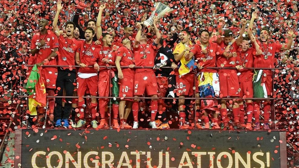 Soccerf_Sevilla's tweet photo. El #SevillaFC campeón por 4ª vez de la UEFA  Europa League. Enhorabuena. http://t.co/qUlC9kEutp