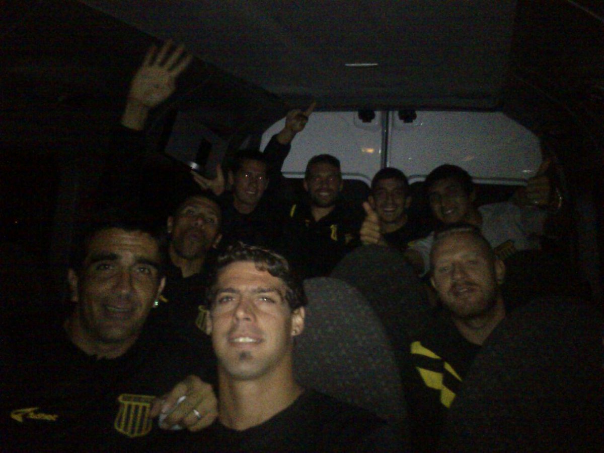 En viaje. para la cancha de Vélez.!!!!      Vamos en busca de la punta... aguante la banda