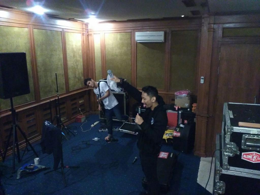 Selamat pagi! Semalam Kami latihan terakhir buat konser besok. We're full of charge to party up! #WTRT2015