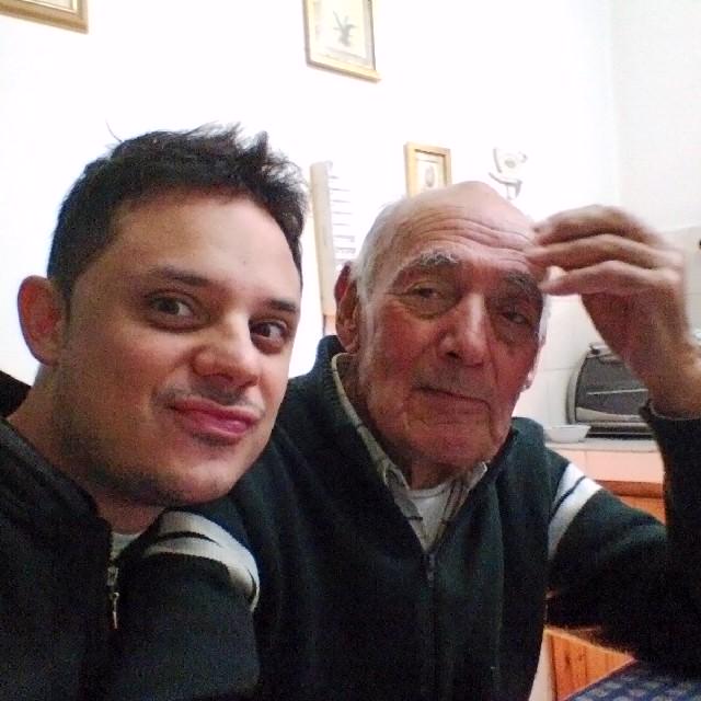 JesusGili's tweet photo. Mirando #Boca con el abuelo @BocaJrsOficial http://t.co/WWLmkfAjgW
