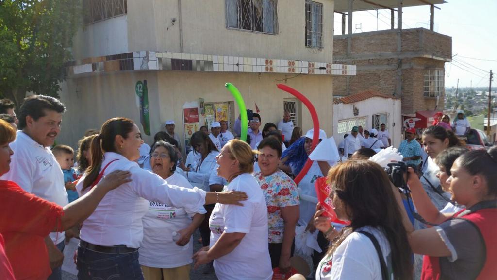 florrent's tweet photo. Seguimos refrendándo nuestro compromiso ante la gente, pidiendo su apoyo para este proyecto.
#YoConFlor
#VotaPRI http://t.co/0GaUsz59KY