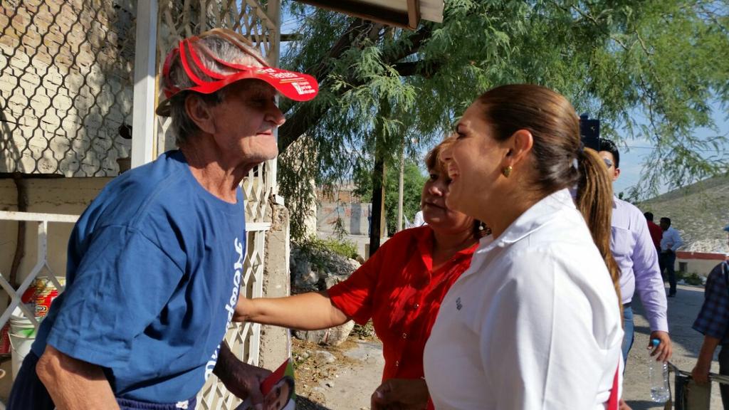 florrent's tweet photo. Seguimos refrendándo nuestro compromiso ante la gente, pidiendo su apoyo para este proyecto.
#YoConFlor
#VotaPRI http://t.co/0GaUsz59KY