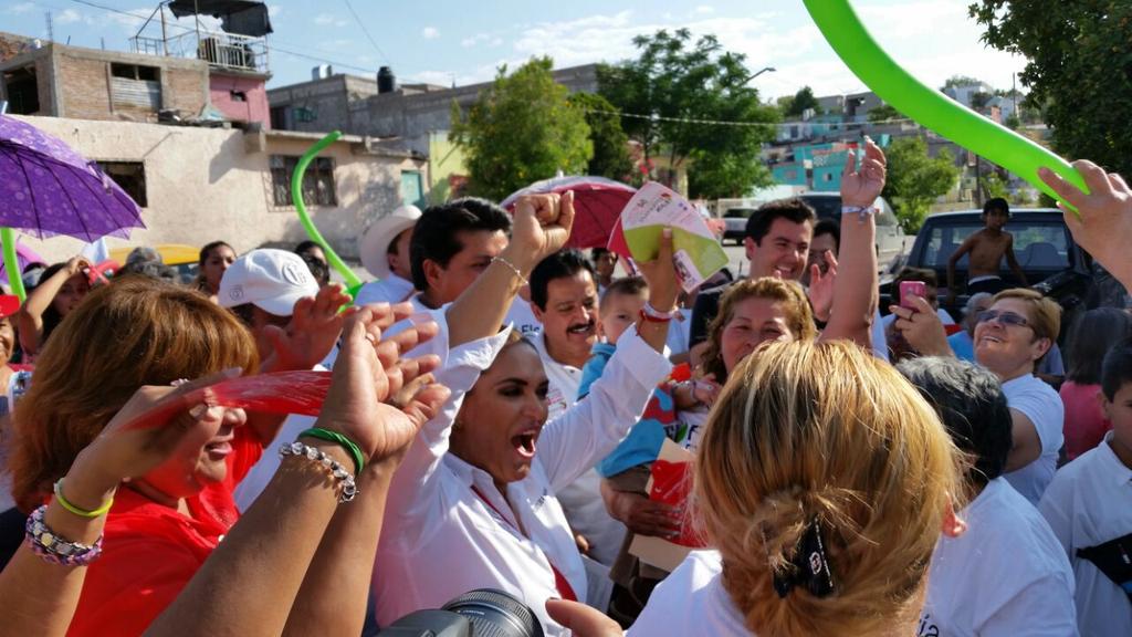 florrent's tweet photo. Seguimos refrendándo nuestro compromiso ante la gente, pidiendo su apoyo para este proyecto.
#YoConFlor
#VotaPRI http://t.co/0GaUsz59KY