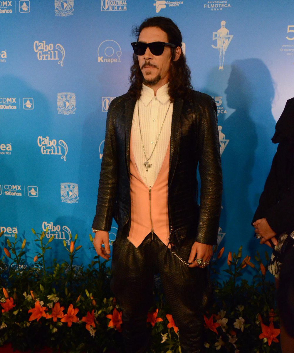 AcademiaCineMx's tweet photo. El nominado a Mejor Actor @oscarjaenada por la película @CantinflasMovie arriba a la 57 Ceremonia del #Ariel2015 http://t.co/uLtEO4iX1m