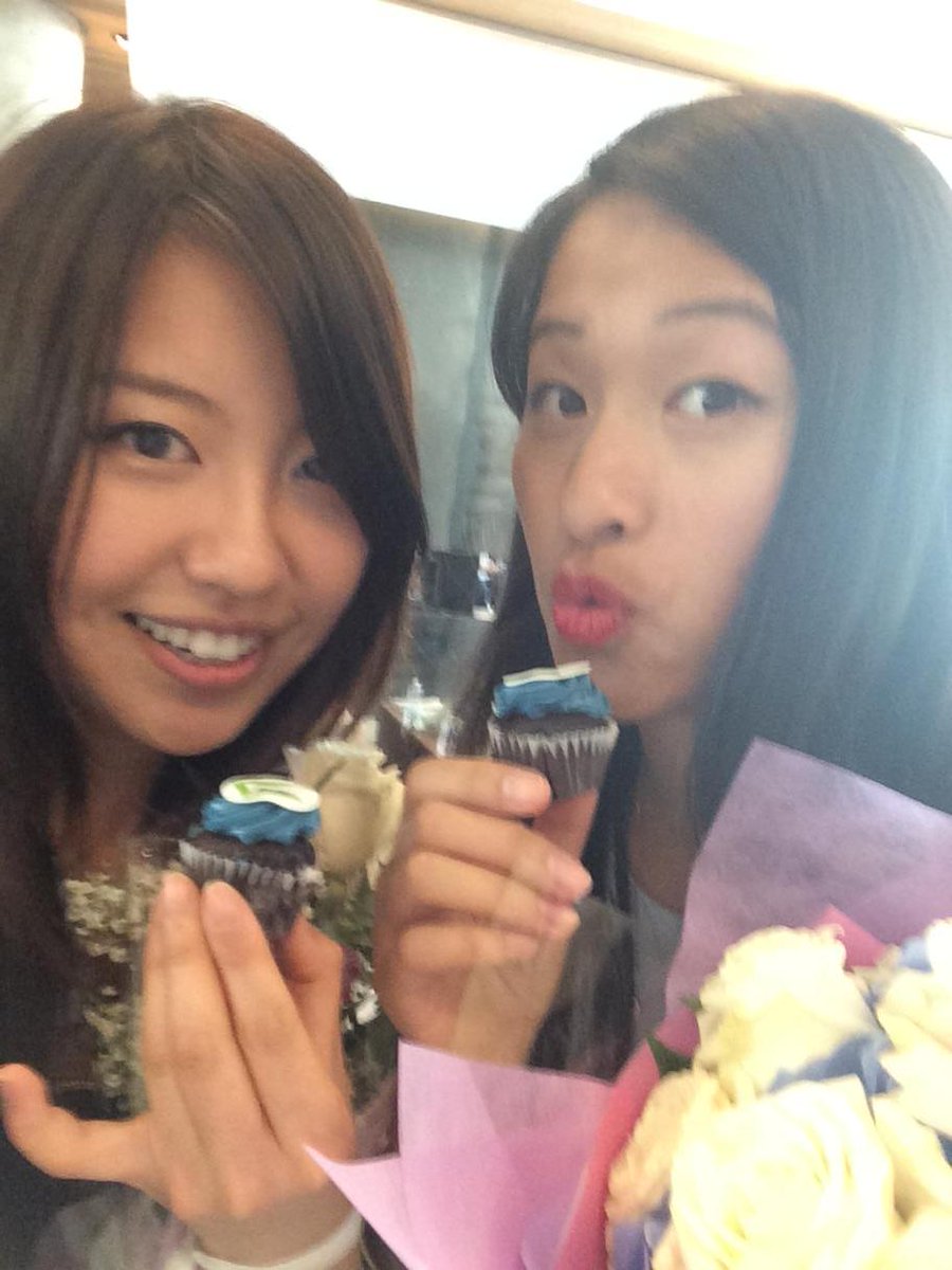 adaliu20's tweet photo. #SauderGrad cupcakes http://t.co/Np0IRcIWGM