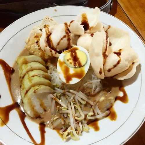 choiGNA13's tweet photo. @SK_Taemin93 @sk_krungy @SK_JungYerin Pagi Abah, Mamak, Yerin~ nih gina bikin sarapan ♨♨♨
Nice day family Ambar♥♥♥ http://t.co/csUA194g1O