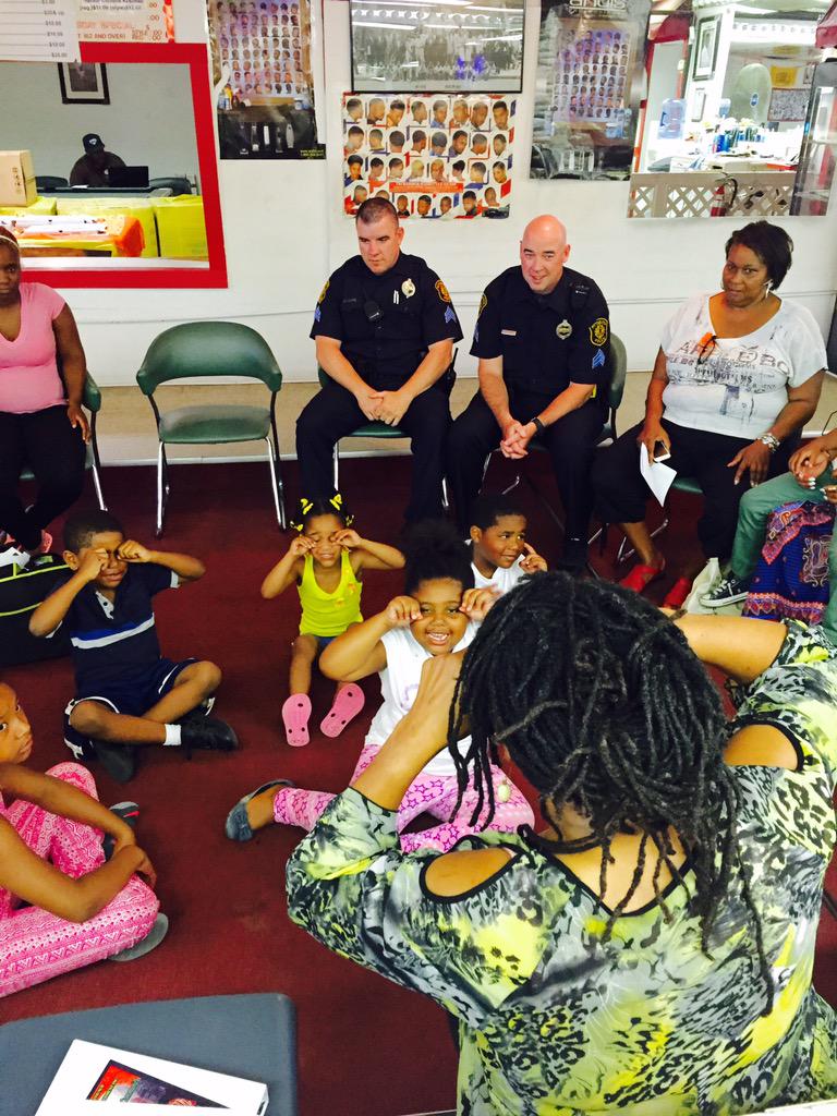 PghZone5's tweet photo. Sergeants Baker and Joyce at Willie T's Barbershop for our weekly reading event.. @PghPublicSafety @CityPGH http://t.co/pdbPCmrSiJ