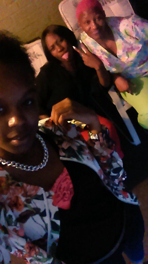 ___nzb's tweet photo. 😘😏😘 #MomInLaw #LilSis http://t.co/Ugy4aumzwr