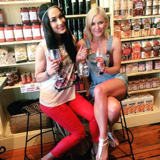 EmpyralCoax's tweet photo. Little Happy Hour with my favorite resident blonde.πΈ #brinee #BlondesDoDoItBetter http://t.co/AbxpL8V764