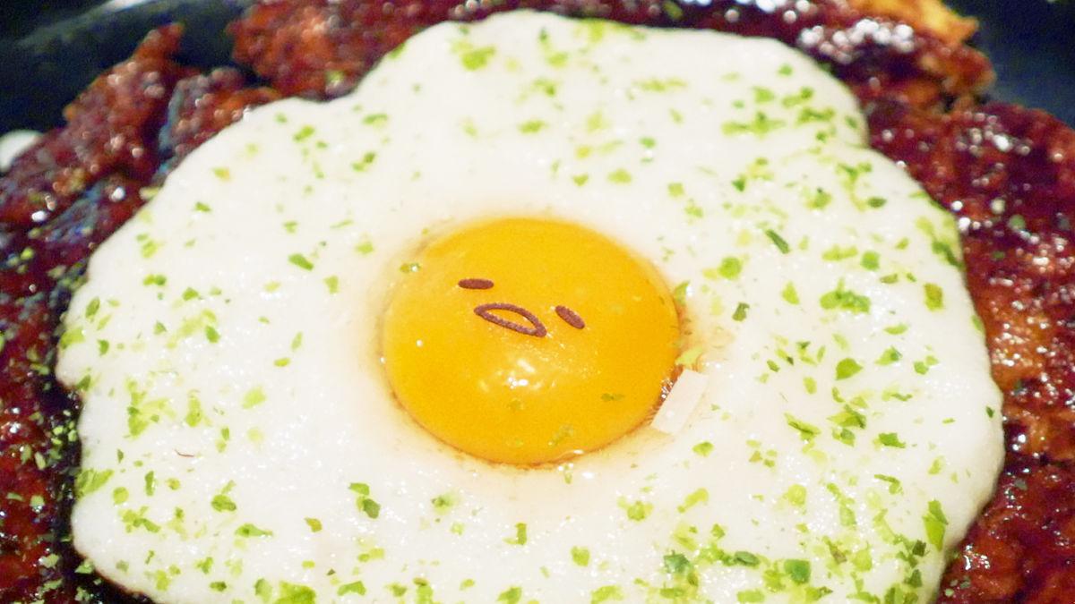 EnglishMenus's tweet photo. 「ぐでたま」がお好み焼きになった！Gudetama became okonomiyaki! http://t.co/w9Z5Cf5pYJ http://t.co/0hGqVIGshg