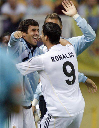 RMadridInfo's tweet photo. #RealMadridThrowBack: @Cristiano Ronaldo and Raul Gonzalez blanco http://t.co/dKBN0PWX4C