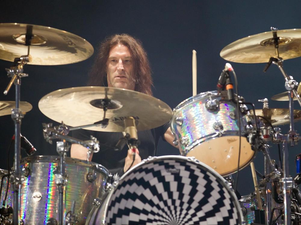 Happy 49th birthday to Sean Kinney! Known for being the only drummer of Alice in Chains.  