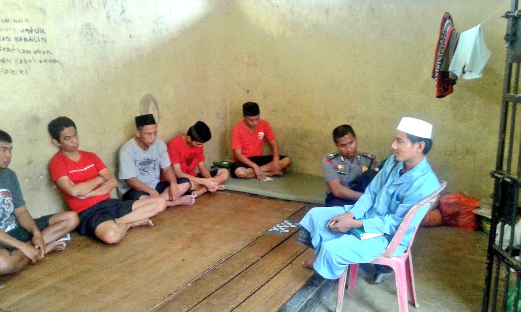 Bimbingan rohani kpd para tahanan polres pangkep <a href="/dayatonya/">Mohammad Hidayat</a> <a href="/kampungpangkep/">kampung pangkep</a> <a href="/VisitPangkep/">Pangkajene & Islands</a> <a href="/sharbendjie/">Sharben Soekatandja</a> <a href="/Daeng_Info/">Daeng Info</a>