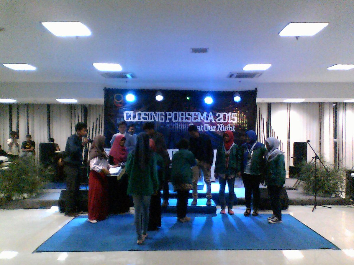 Penyerahan Medali Perak kpda Tim Putri HMPWK.
Trims a/kontribusinya. Selamat! #ClosingPorsemaITSB2015