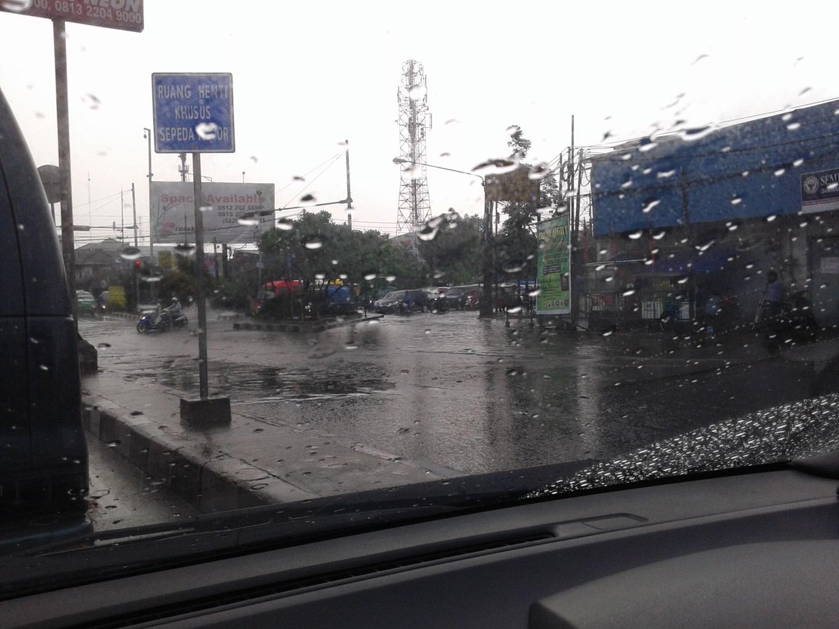 SlimzDj's tweet photo. Kang @ridwankamil ini kondisi kalo hjn di lampu merah soekarno hatta-m toha. Banjir + macet semrawut http://t.co/YTxsiJXrXB