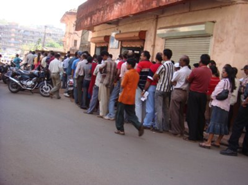 Smobilpay's tweet photo. Smobilpay addresses the problem of long queues by making it easy to pay close to home. http://t.co/fF0EH4Ar3T