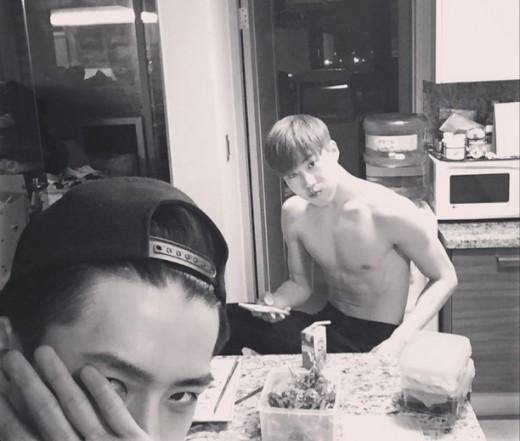 DewRelease's tweet photo. ซึ่งพี่มองไม่เห็นว่าชุดคอนเซปท์ไหนจะเหมาะกับ EXO ในช่วง Summer มากไปกว่า "Half Naked" #ออกจะมีศักยภาพ #ประหยัดดีด้วย http://t.co/NgpJ67D2CS